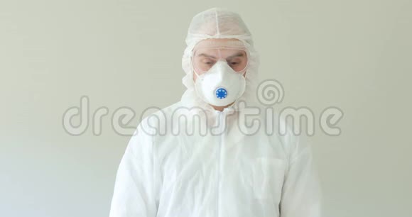 医生穿着防护服手持铭文标签在大流行病中呆在家里视频的预览图