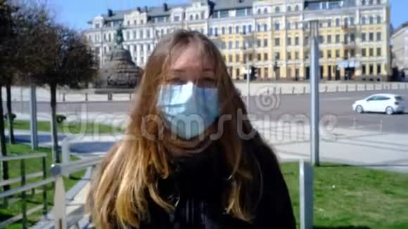 戴着医疗面具的女孩走在街上视频的预览图