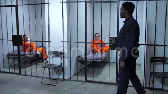 狱卒们在监狱里走来走去视频的预览图