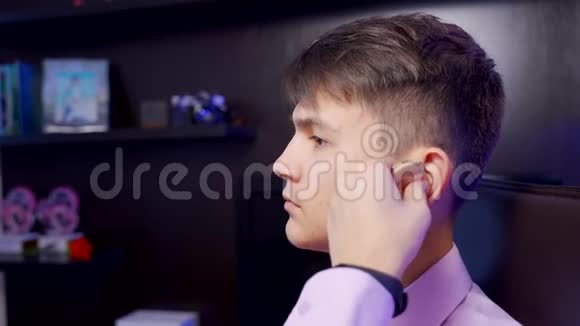 一个年轻人戴上了数字助听器四级听力损失双侧感音神经性听力损失视频的预览图