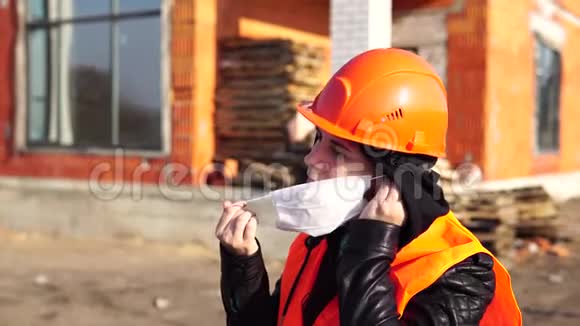 在建房屋背景上女建筑工人不能戴口罩视频的预览图