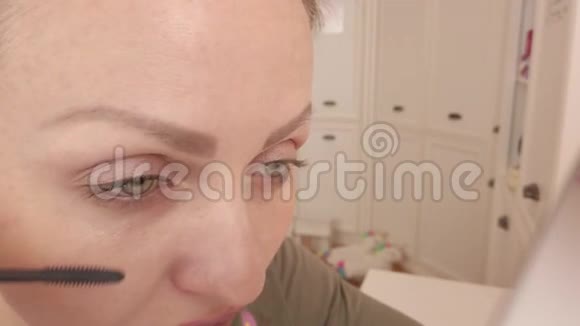 女孩用睫毛膏涂睫毛视频的预览图