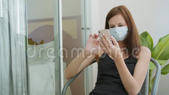 戴着智能手机医疗面具的女人视频的预览图
