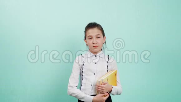 一个年轻的女孩手里拿着书手里拿着书要求别人重复或听坏消息视频的预览图