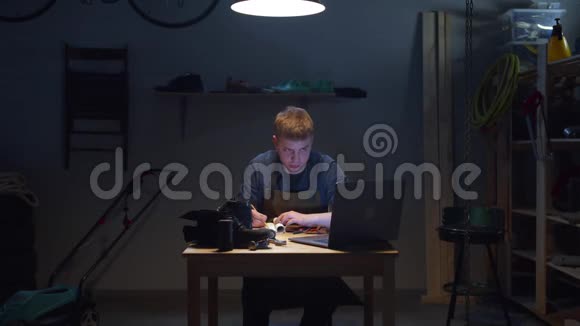 一个男人用笔记本电脑看爱好的信息视频的预览图