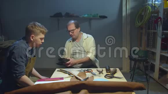 两个工匠做鞋子学习过程检疫视频的预览图