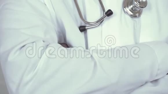 镜头对准一个穿着白色实验室外套和带着听诊器的医疗面罩的黑人男医生他的脖子上戴着听诊器视频的预览图