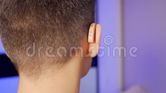 一个年轻人起飞戴上数字助听器四级听力损失双侧感音听觉视频的预览图