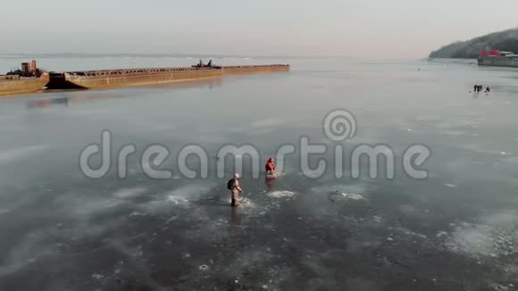 冬季捕鱼空中录像视频的预览图