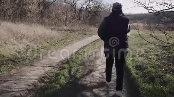 一位年轻女子走在乡间小路上视频的预览图