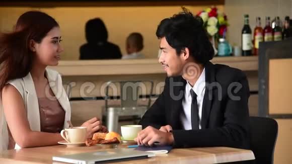 年轻夫妇在咖啡馆里聊天快乐约会夫妻在咖啡馆里放松喝咖啡视频的预览图