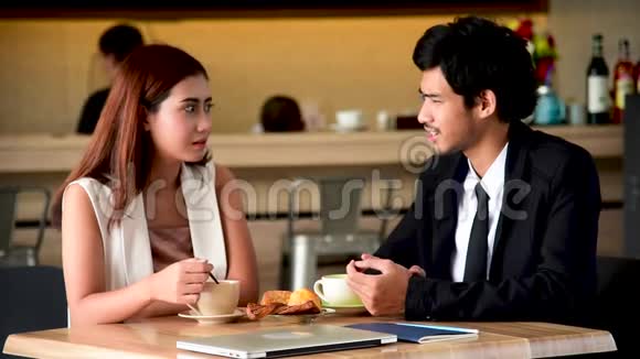 年轻夫妇在咖啡馆里聊天快乐约会夫妻在咖啡馆里放松喝咖啡视频的预览图