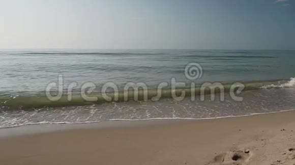 滩泡沫海洋海浪洗沙人进入温暖蔚蓝的海洋视频的预览图