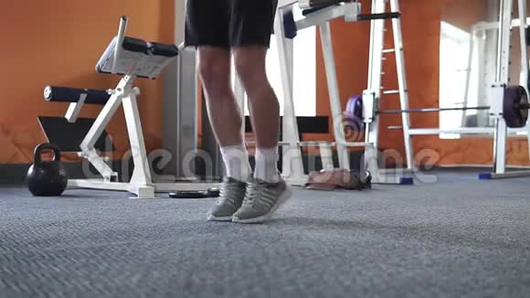 无体力运动与跳跃跳绳运动在一个荒厂硬心健身房视频的预览图