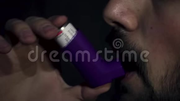 近距离拍摄一名哮喘患者使用他的吸入器轻松呼吸视频的预览图
