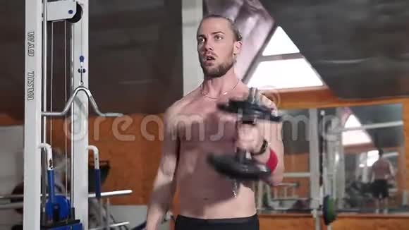 强壮的男人在体育俱乐部举重特写男在健身房用哑铃训练肌肉视频的预览图