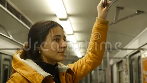 美丽的黑发女子站在地铁里脸上露出笑容特写视频的预览图