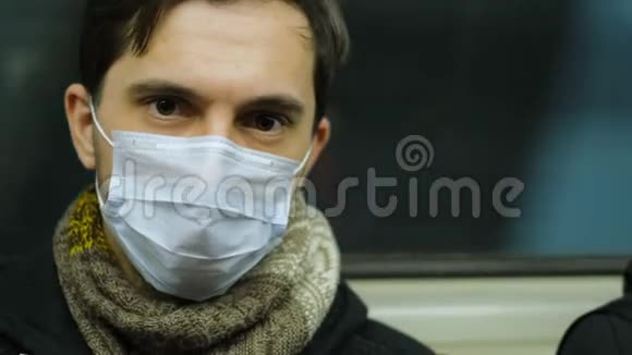 男子Wear呼吸面罩特写冠状病毒患者流行电晕病毒视频的预览图