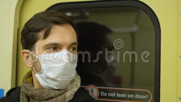 男人戴面具科罗纳病毒地铁列车地下地铁冠状病毒美国视频的预览图
