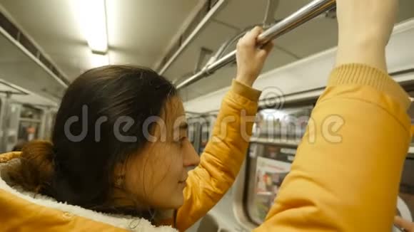 漂亮的女孩站在地铁里特写视频的预览图