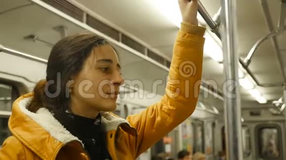 女孩在地铁里骑马特写视频的预览图