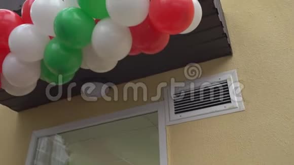 气球户外装饰视频的预览图