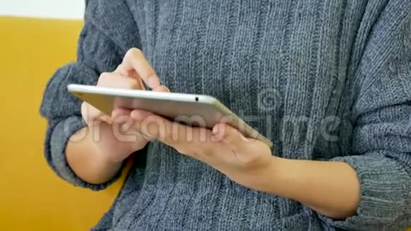 亚洲女性在智能手机上使用ipad购物在线网站带着笑脸幸福的亚洲女人拿着手机视频的预览图