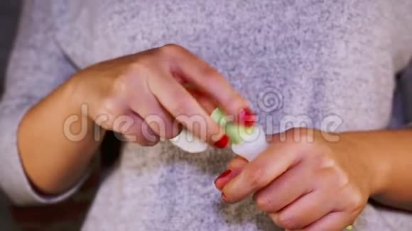 女人用指甲油去除剂去除红色指甲油女士去掉指甲油女人的手除掉红指甲视频的预览图