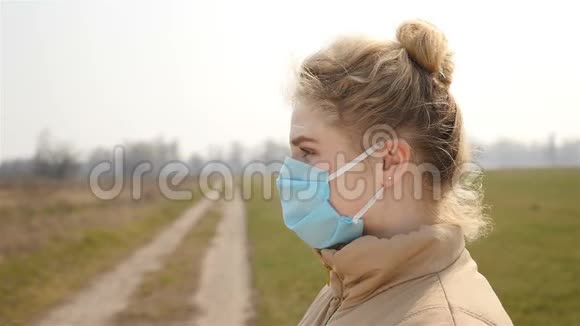 一个戴着医用面具的女孩转向相机慢动作视频的预览图