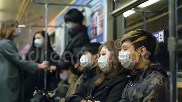 亚洲人坐地铁亚洲地铁伪装中国科罗纳病毒中国冠状病毒视频的预览图