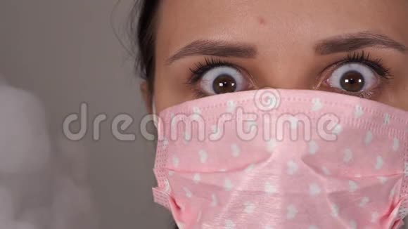 戴着医用口罩的女人冠状病毒流行或疾病的概念视频的预览图
