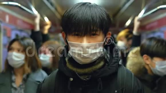 亚洲地铁地铁亚洲蒙面中国人看起来像照相机中国冠状病毒视频的预览图