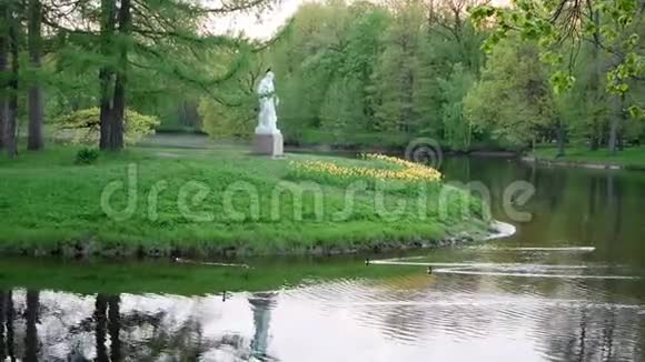 春天公园里一个岛上的雕塑视频的预览图