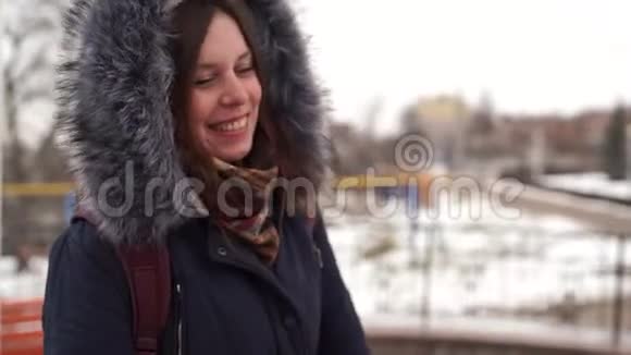 年轻女子的肖像冬天在乡下笑穿着兜帽夹克的成年女性视频的预览图