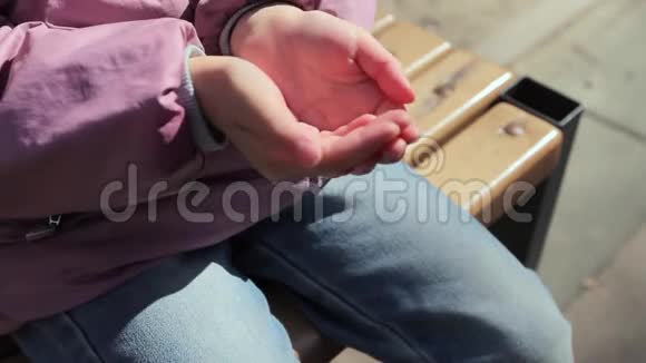 女孩用防腐剂处理双手视频的预览图