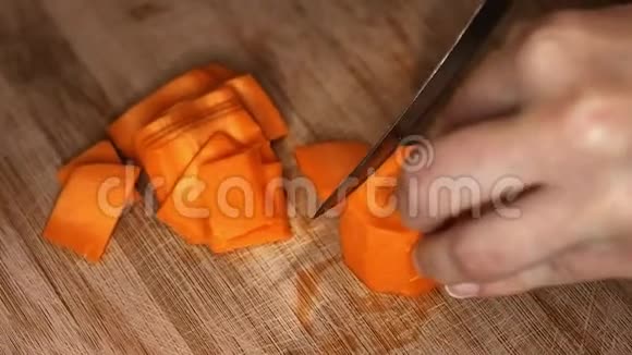 切胡萝卜做自制炒锅视频的预览图