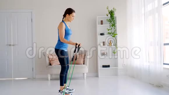 这个女孩在家参加体育活动用扩张器锻炼肱二头肌视频的预览图