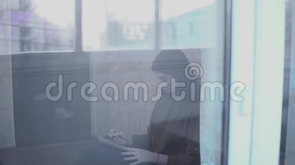 艺术家在橱窗里画素描在笔记本上画用煤铅笔画视频的预览图