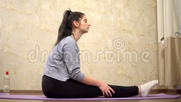 运动女性训练和做运动抹布瑜伽运动家庭训练视频的预览图
