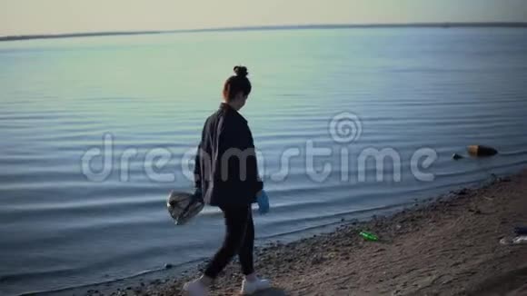 女志愿者清洁肮脏的海滩生态环境污染视频的预览图