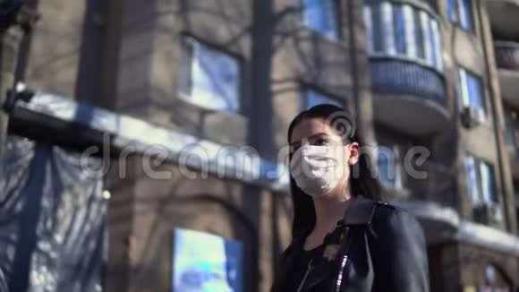 戴防护口罩的妇女在街上行走检疫冠状病毒视频的预览图