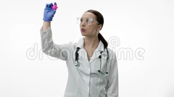 性感女性实验室技术人员在研究实验室探索covid19病毒细胞视频的预览图