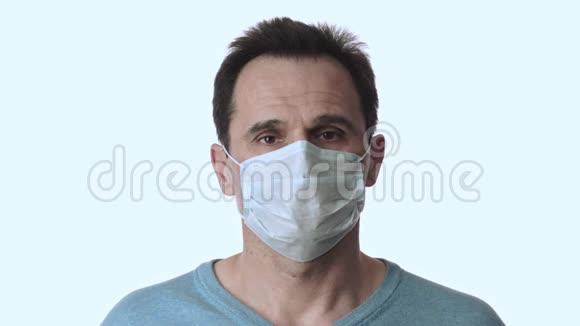 人摘下医用防护面罩冠状病毒大流行病检疫概念视频的预览图