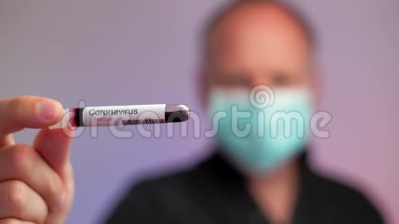 一位戴着防护面罩的严肃男子冠状病毒检测结果呈阳性视频的预览图