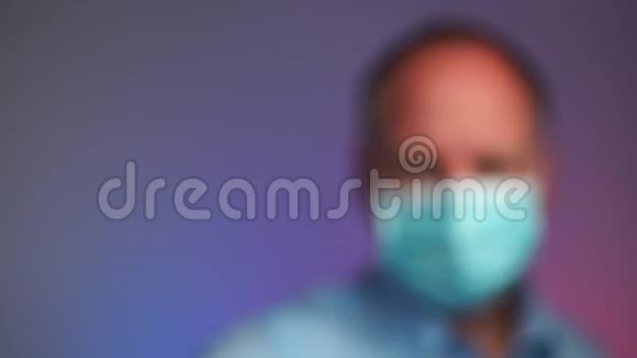 一位戴着防护面罩和乳胶手套的严肃男子他的冠状病毒检测结果是阳性的视频的预览图