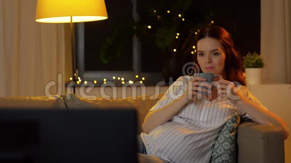 孕妇看电视喝茶视频的预览图