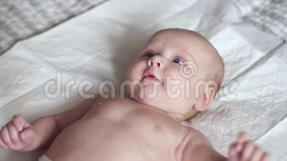 可爱的小宝宝在床上微笑快乐的孕产理念视频的预览图