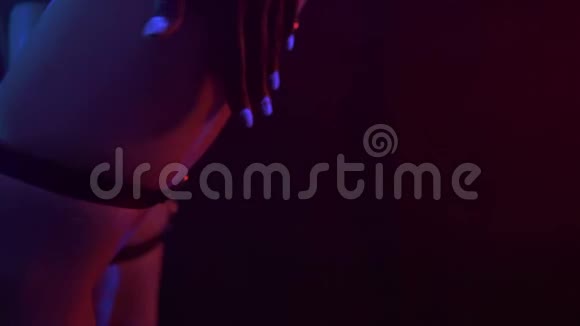 一个女孩的可怕的肖像在霓虹灯uf光模特少女与荧光创意迷幻化妆艺术设计视频的预览图