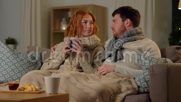 生病的年轻夫妇在家喝柠檬茶视频的预览图