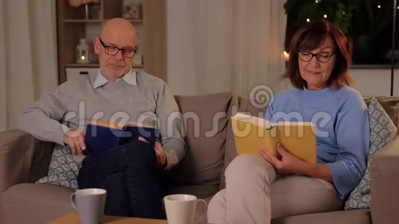 快乐的老夫妇在家看书视频的预览图
